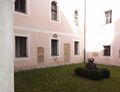Kloster-Innenhof mit Grabplatten.jpg