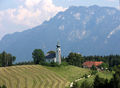 Johanniskirche am Högl, dahinter der Untersberg.JPG