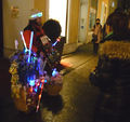 Marionettenfrau zu Silvester am Rathausplatz.jpg
