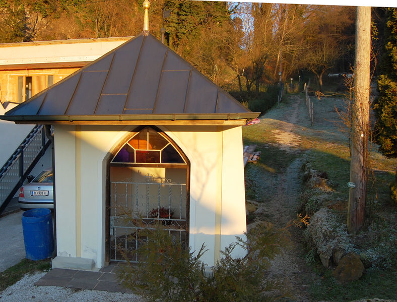 Datei:Brunnenkapelle in Schlössl.jpg