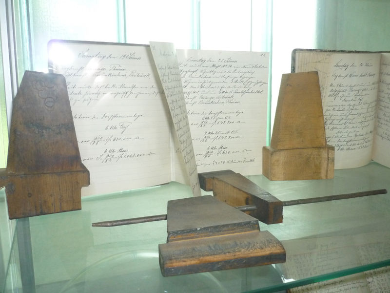 Datei:Kammzähne aus Weißbuche.jpg