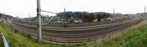 Viergleisiger Bahnverlauf in Tiefenbach.jpg