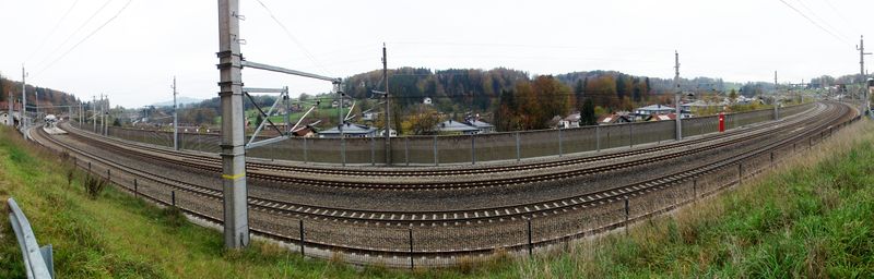 Datei:Viergleisiger Bahnverlauf in Tiefenbach.jpg