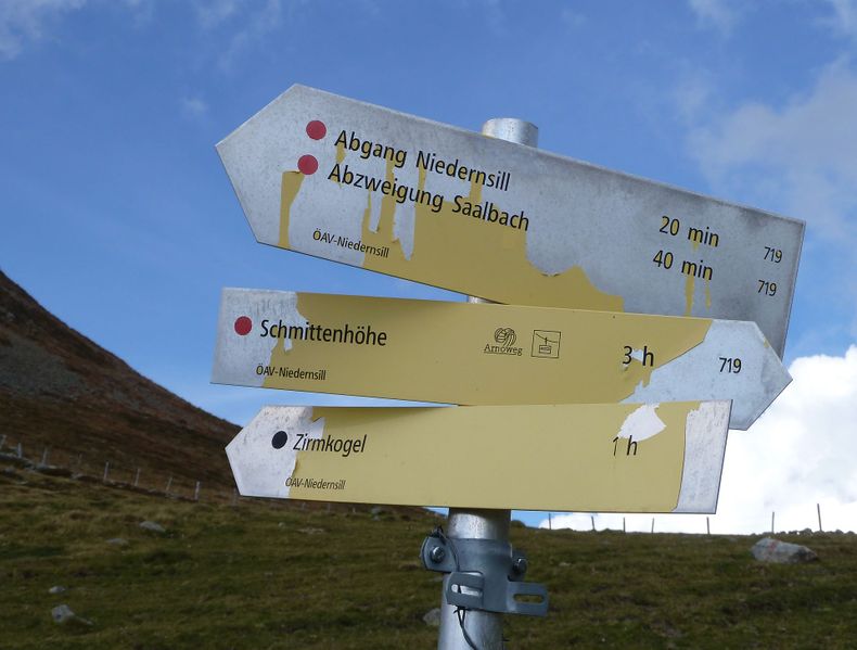 Datei:Wanderwegweiser am Pzg. Spaziergang.jpg