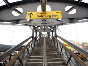 Brückenaufgang Hauptbahnhof 2013.jpg