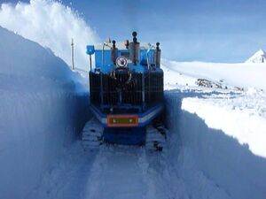 Großglockner Hochalpenstraße Schneeräumung 16 April 2015 02.jpg