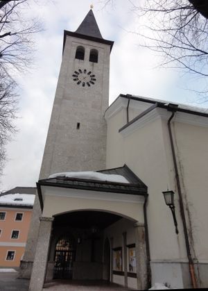 Stadtpfarrkirchen Saalfelden, Turmansicht und Kircheneingang.jpg
