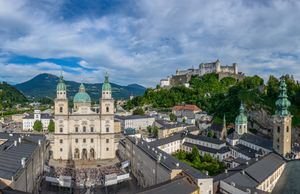 Jedermann Domplatz Erzabtei Hohensalzburg.jpg