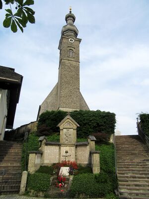 Kirchenaufgang und Kriegerdenkmal in Anger.jpg