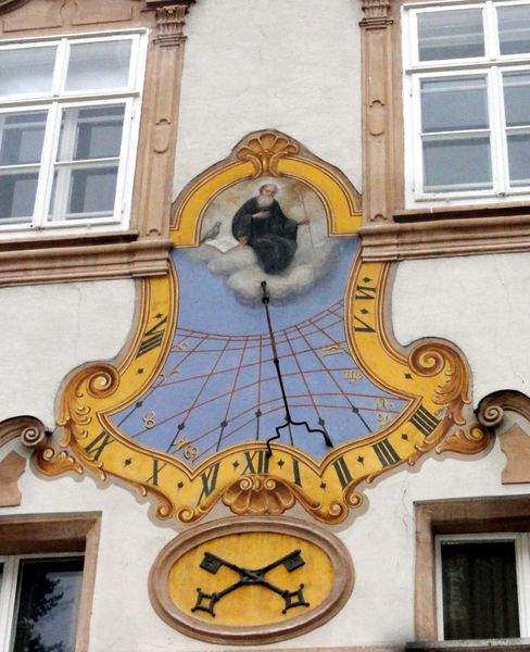 Datei:Sonnenuhr in St. Peter.jpg
