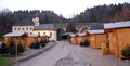 Adventmarkt beim Thalgauer Pfarrhof, Aufbau der Markthütten.jpg