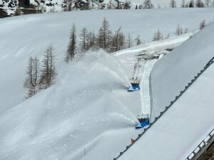 Grossglockner Hochalpenstrasse Schneeraeumung 2013 31.jpg