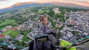 Paragleiterflug um die Festung Hohensalzburg 09.jpg