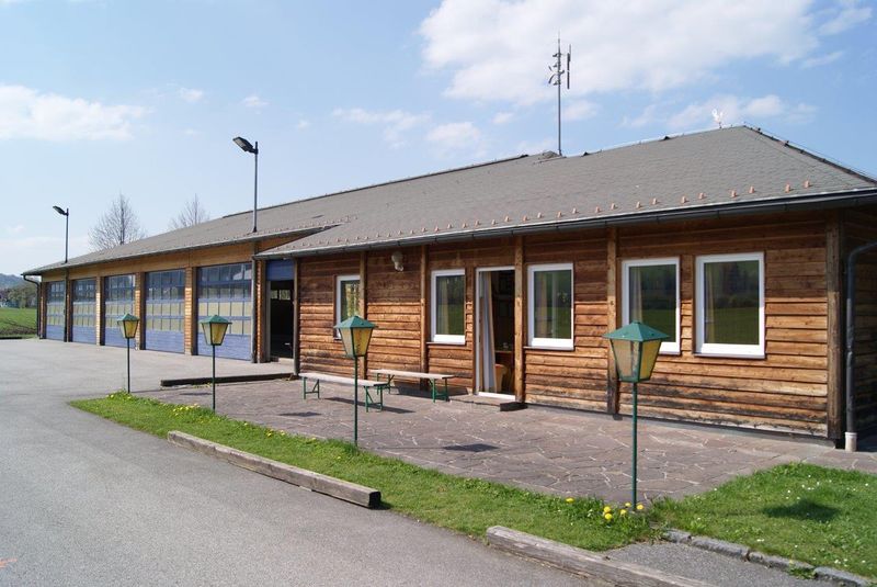 Datei:Stocksporthalle Thalgau, Südansicht.jpg