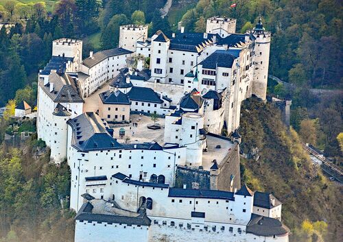 Festung Hohensalzburg Luftbild von Südosten.jpg