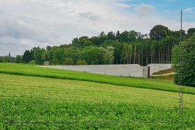 Geschiebesperre südlich des Ortszentrums von Berndorf bei Salzburg.
