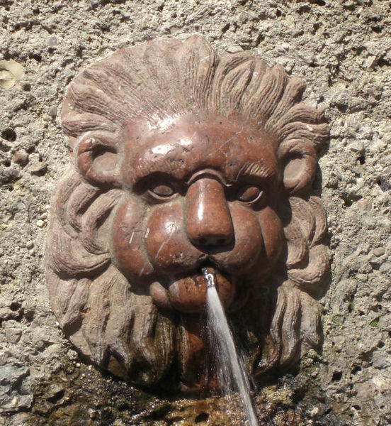 Datei:Loewenkopfbrunnen Detail.jpg