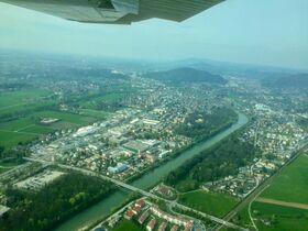 Am unteren Bildrand verläuft die Hellbrunner Landesstraße Ansicht von Westen nach Osten