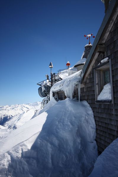 Datei:Sonnblick-zittelhaus7915.jpg