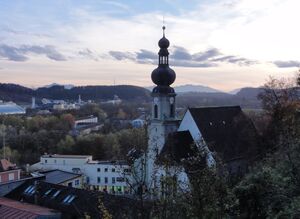 Stadtpfarrkirche Trostberg, Ansicht vom Schlossberg.JPG
