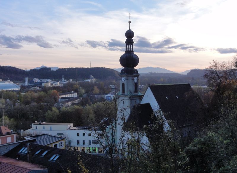 Datei:Stadtpfarrkirche Trostberg, Ansicht vom Schlossberg.JPG