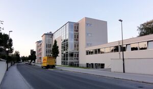 Annahofschule an der Guggenmoosstraße.JPG
