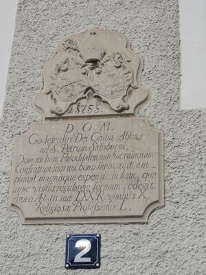 Wappen und Hausinschrift am Pfarrhof in Abtenau.jpg