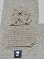Wappen und Hausinschrift am Pfarrhof in Abtenau.jpg