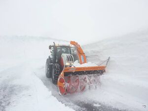 Großglockner Hochalpenstraße Schneeräumung 28 April 2015 03.jpg