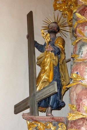 Heiligenstatue am Altar links.jpg