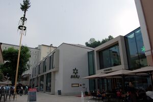 Sternbräu, neue Ansicht mit Maibaum in Innenhof.jpg