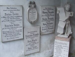 Weisersche Grabstätte, linke Seite.JPG