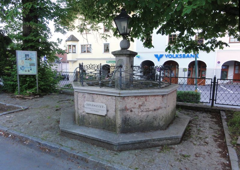 Datei:Brunnen in Neumarkt.jpg