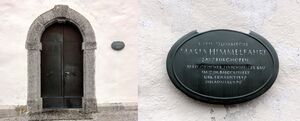 Kirchenportal mit Schild in Salzburghofen.jpg
