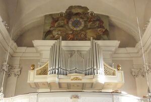 Pfarrkirche Gnigl, Orgel und Emporeuhr.jpg