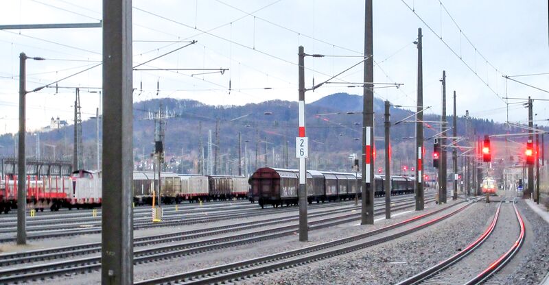 Datei:S-Bahnhaltestelle Salzburg-Sam, südliche Ansicht.jpg