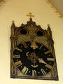 Uhr an der Südseite des Kirchenraums in der Pfarrkirche Hof.jpg