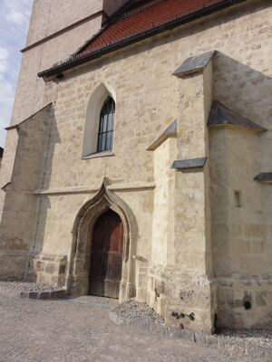 Altes gotisches Kirchentor in Hochburg.jpg