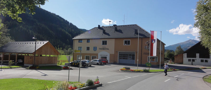 Datei:Gemeindeamt und Feuerwehr Thomatal.jpg