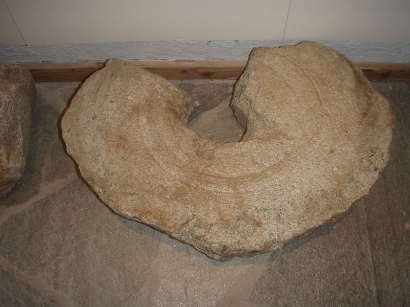 Datei:Kolm-Saigurn, Läuferstein einer Golderzmühle.jpg