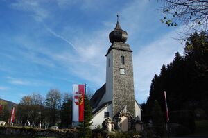 Pfarrkirche Krispl und ein Teil des Friedhofes.jpg
