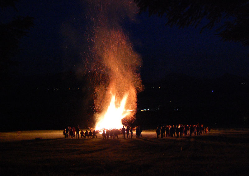 Datei:Sonnwendfeuer der Hist. Schützenkompanie.jpg
