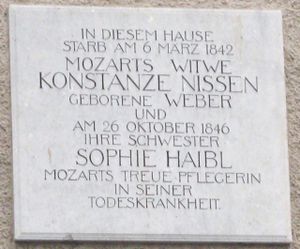 Gedenktafel für Constanze Mozart am Mozartplatz.jpg