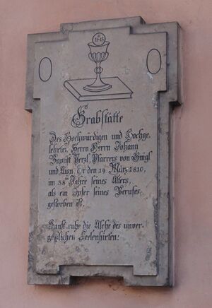 Grabtafel an der Totenkapelle im Gnigler Friedhof.jpg