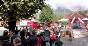 Großer Andrang bei der Schafbergbahn, Talbahnhof.jpg