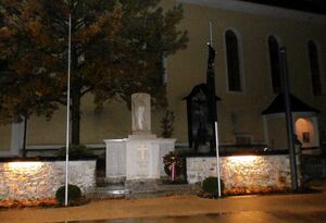 Kriegerdenkmal bei Nacht.jpg