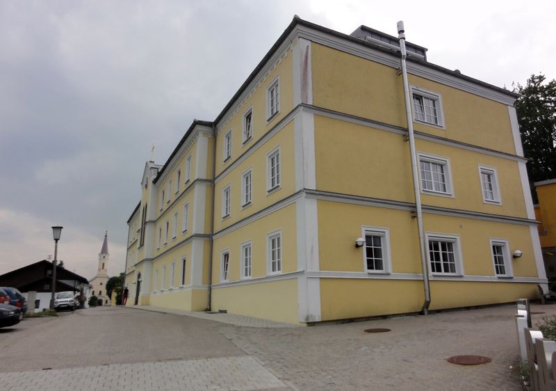 Datei:Pflegeheim Maria Rast, Westansicht.jpg