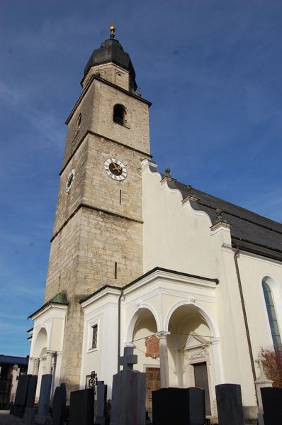 Datei:Turm der Stiftskirche Seekirchen.jpg