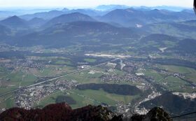Bildmitte links kommt die Salzburger Straße zur Autobahnanschlussstelle Salzburg-Süd.