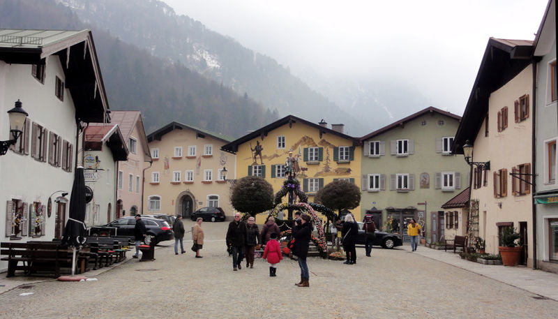 Datei:Florianiplatz in der Altstadt von Bad Reichenhall.JPG